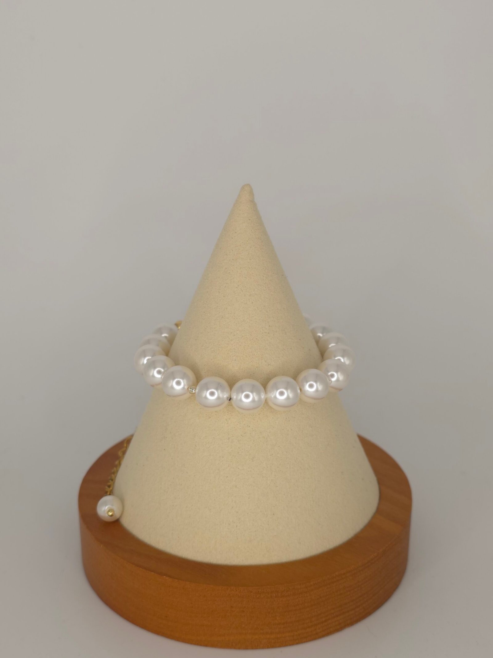 Perlas Atelier Cariño — handcrafted Shell pearls bracelet