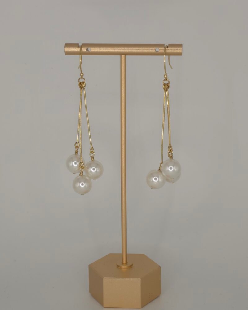 Perlas Atelier Cassie — handcrafted Shell pearls earrings