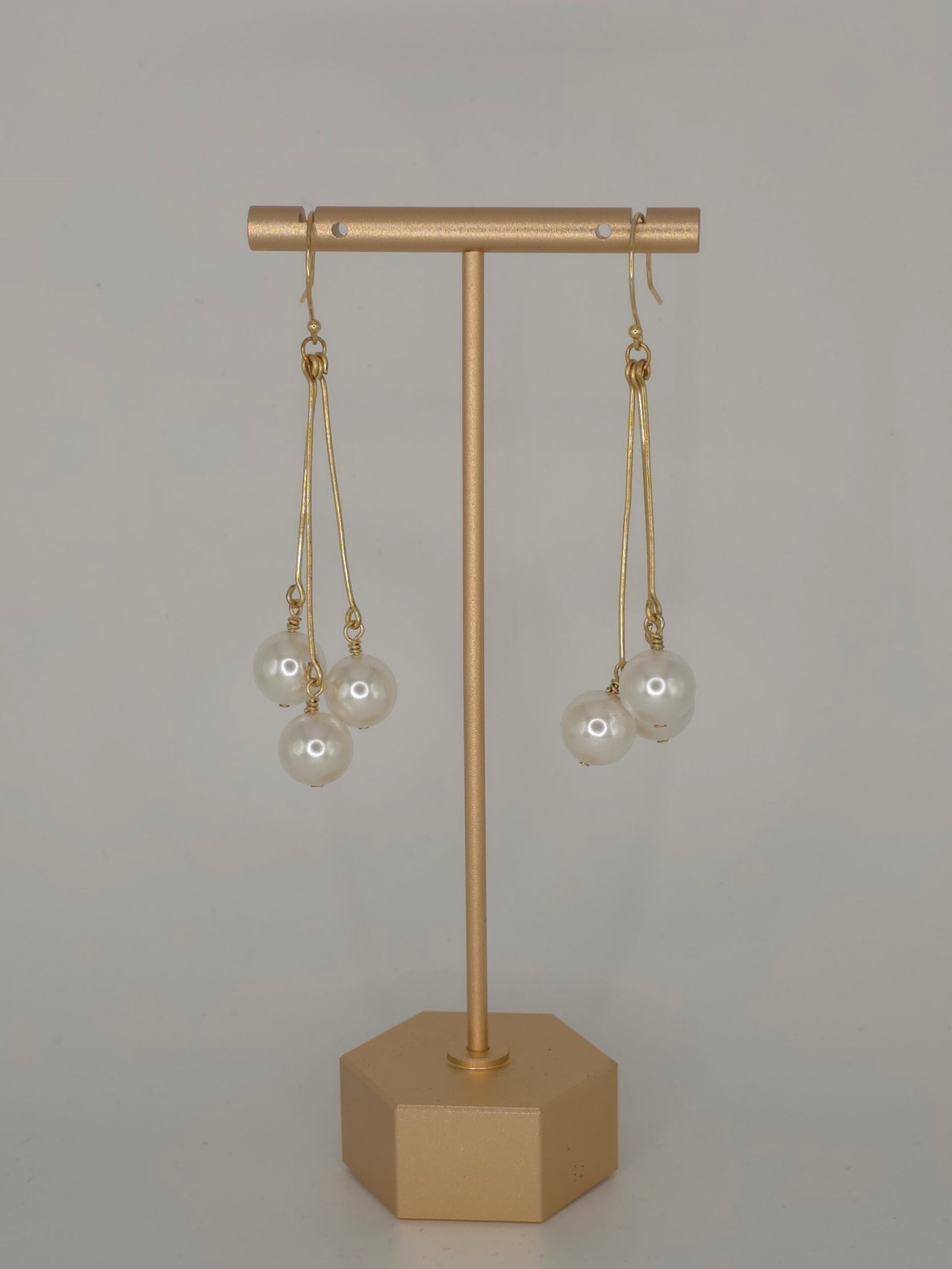 Perlas Atelier Cassie — handcrafted Shell pearls earrings
