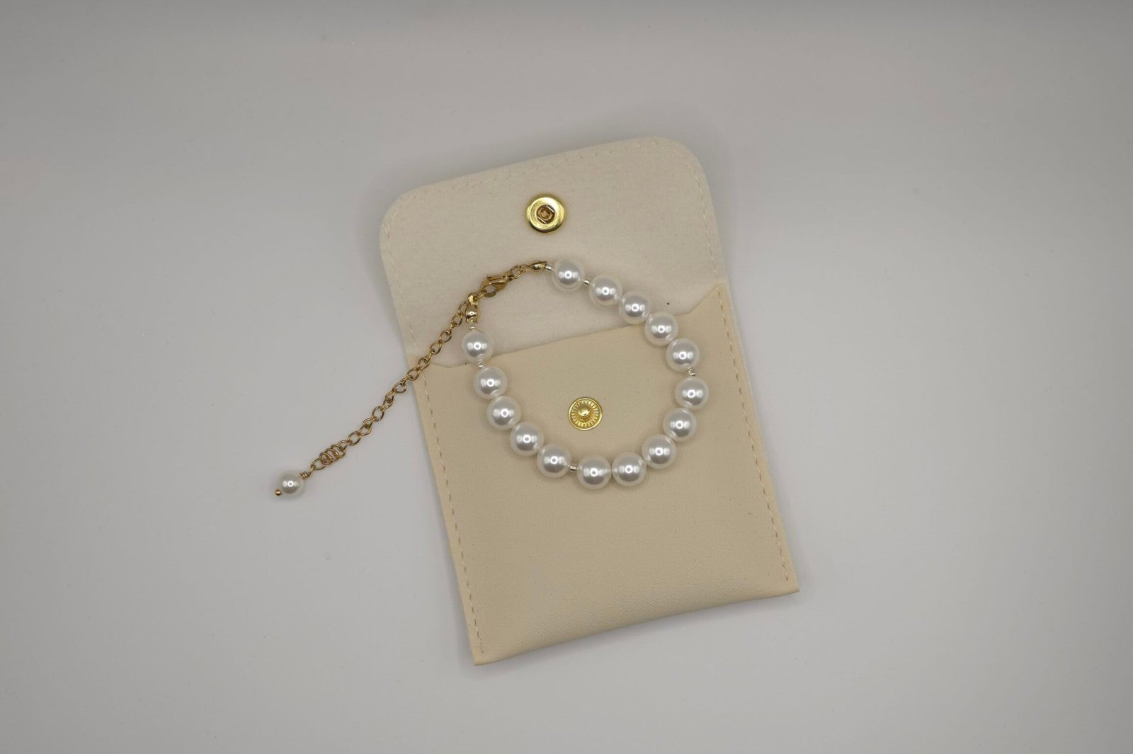 Perlas Atelier Cariño — handcrafted Shell pearls bracelet