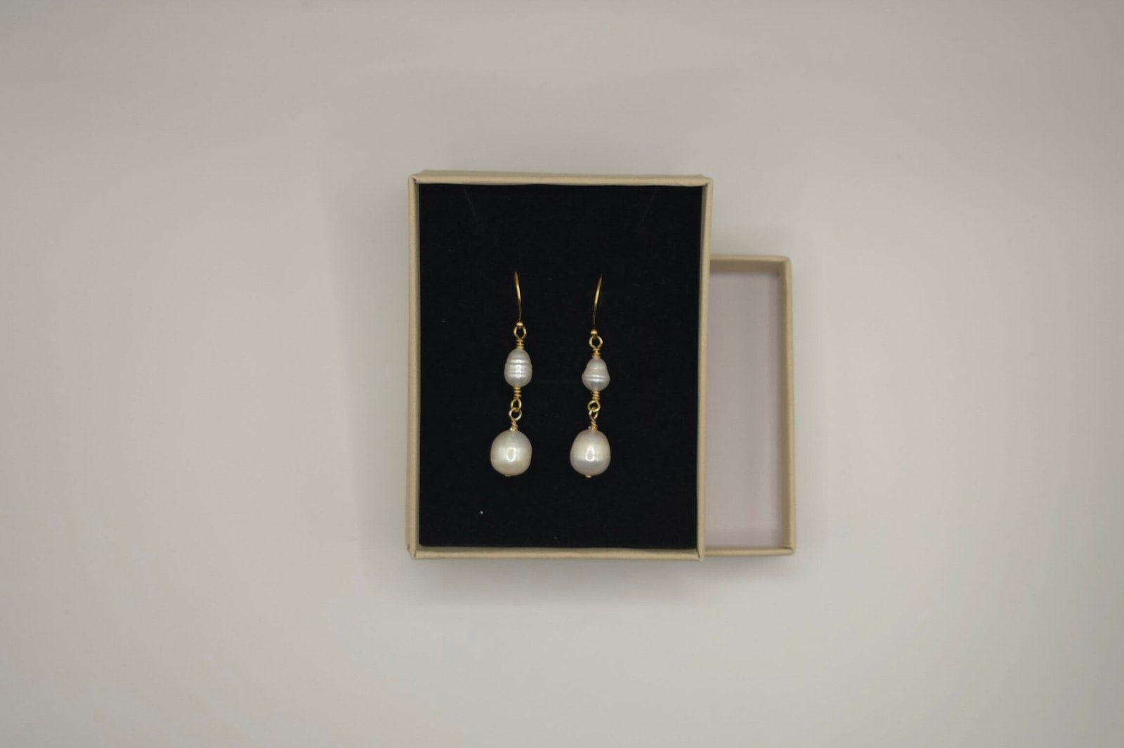 Perlas Atelier Pearlwyn — handcrafted Freshwater pearls earrings