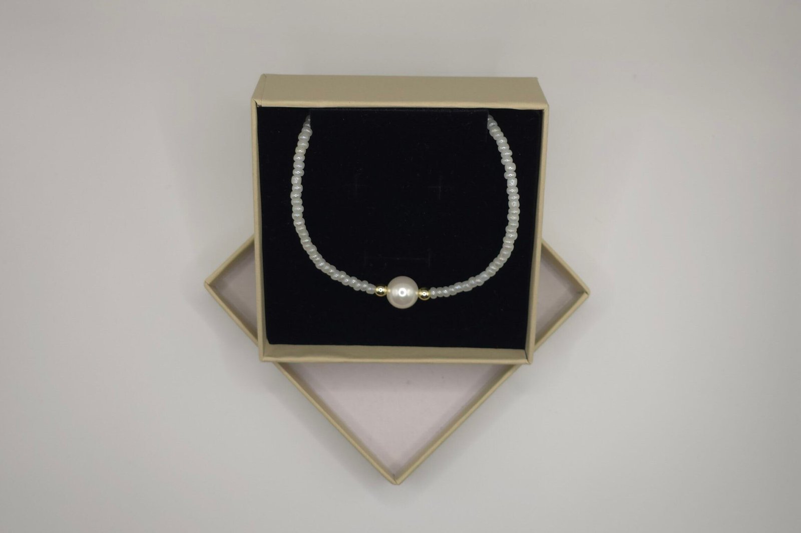 Perlas Atelier Halo — handcrafted Shell pearls and glass beads necklace