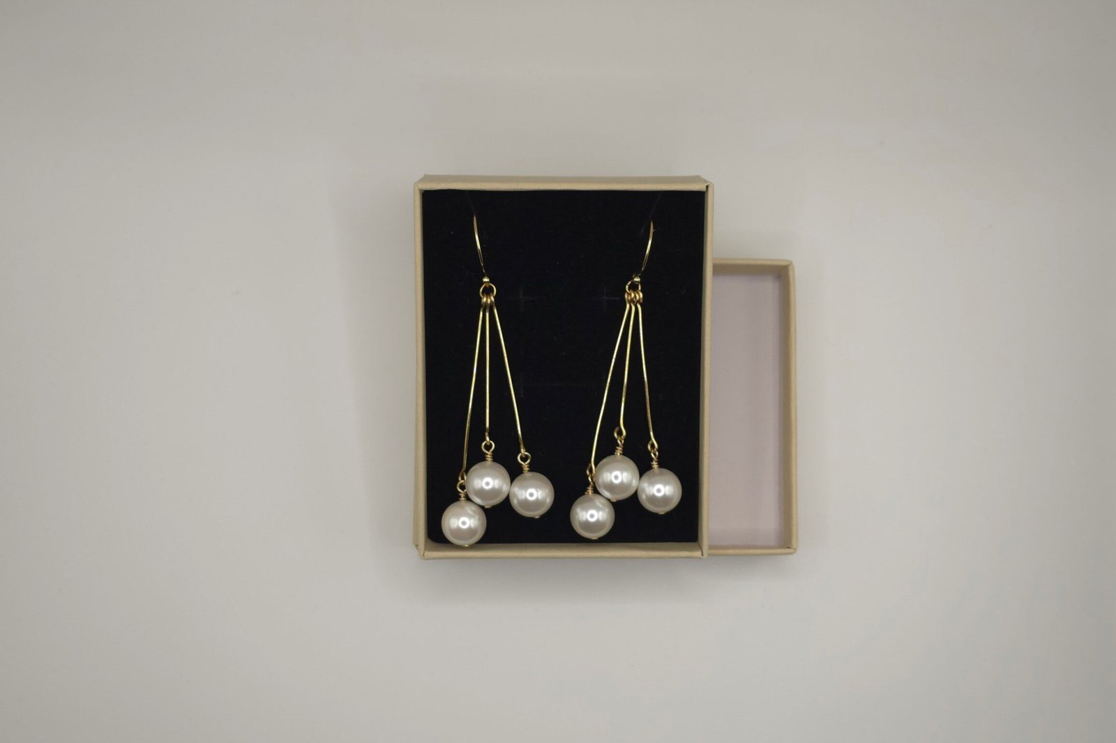 Perlas Atelier Cassie — handcrafted Shell pearls earrings