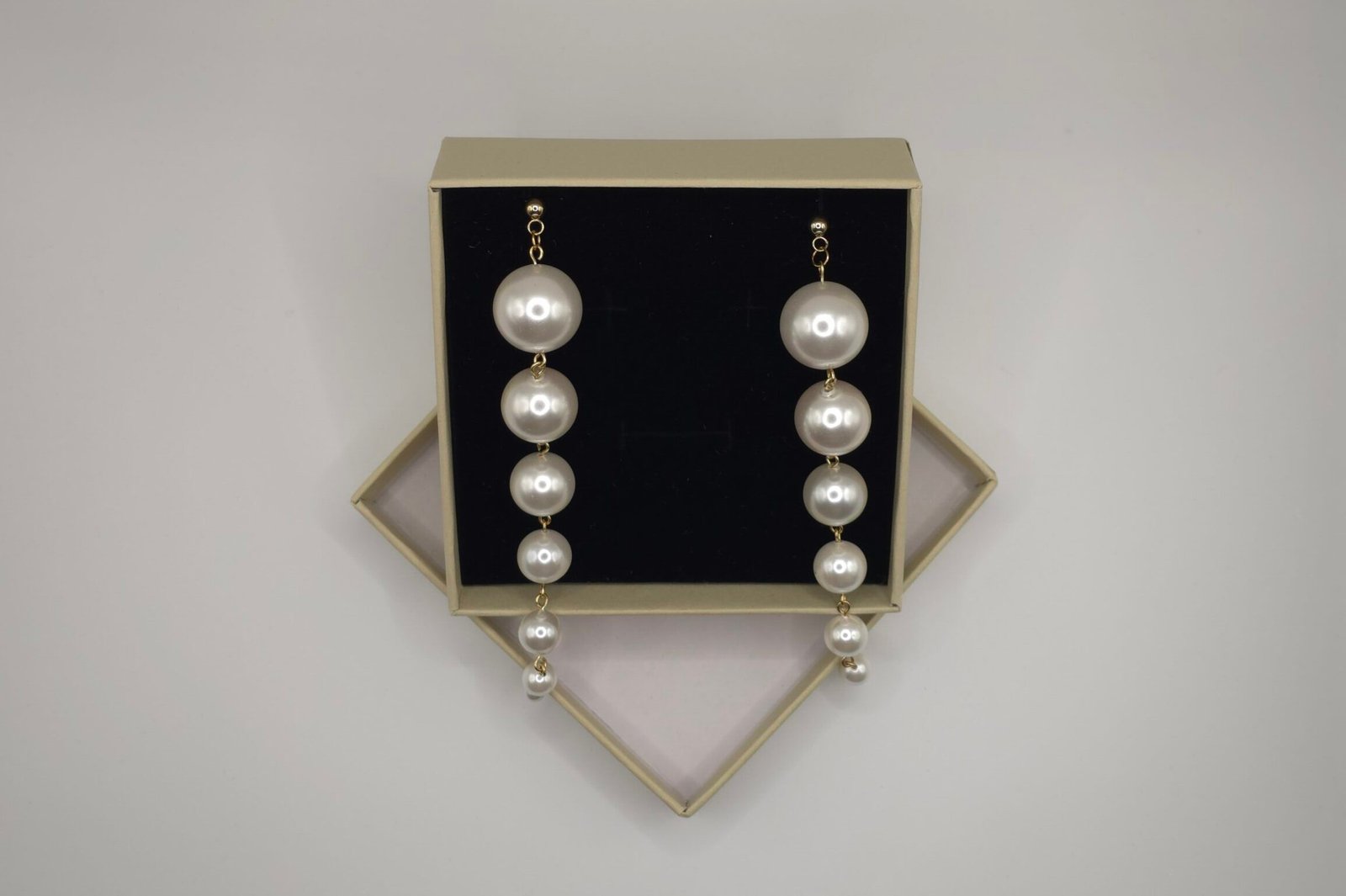 Perlas Atelier Cadence — handcrafted Shell pearls earrings